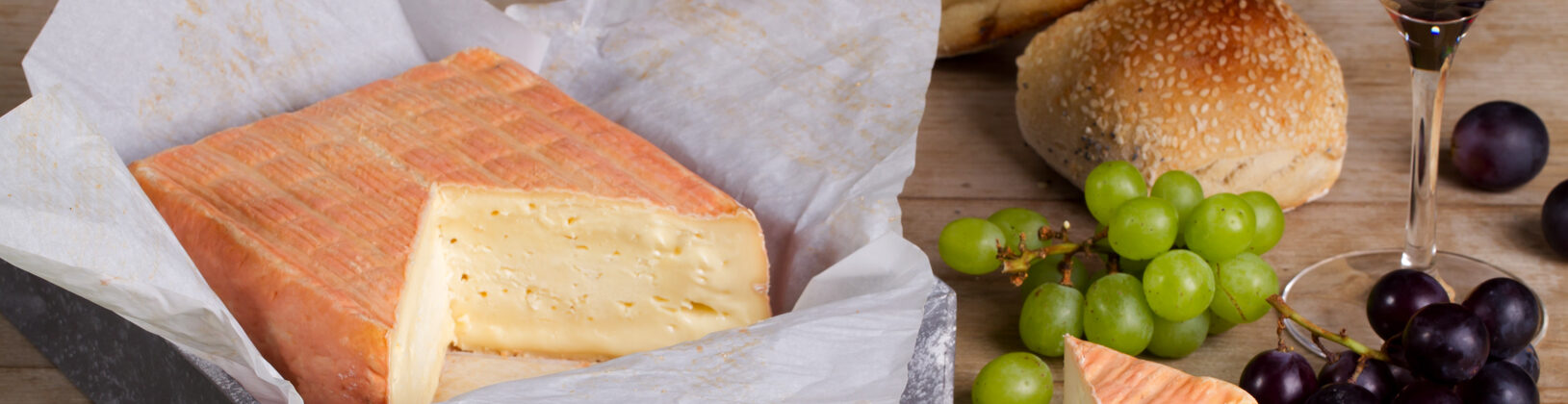 Le Maroilles a une forme carrée de 13 cm de côté et 6 cm d’épaisseur. C’est un fromage au lait cru de vache à pâte molle et croûte lavée. Le Maroilles bénéficie de l’Appelation d’Origine Protégée depuis 1996, cette AOP garantit le respect scrupuleux des méthodes de fabrication traditionnelles